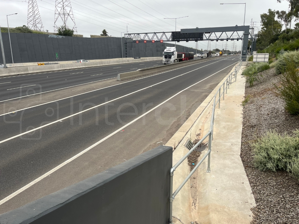 Interclamp key clamp double rail guardrail installed on a highway